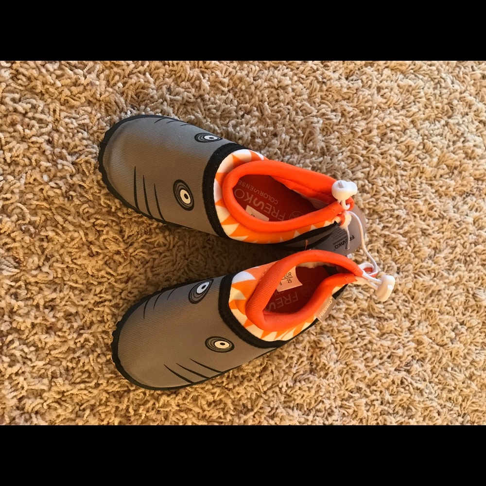 NWT toddler water shoes
